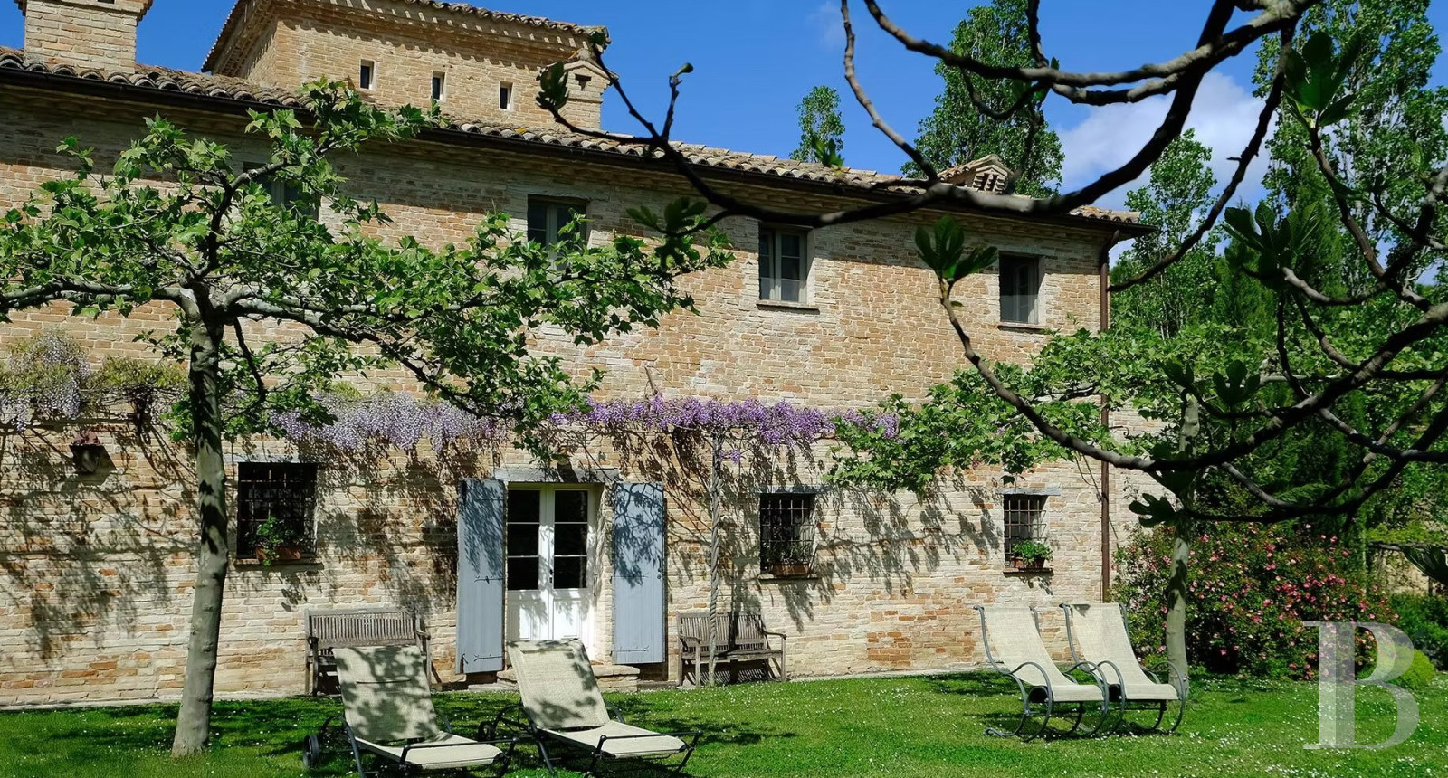En Italie centrale, dans la région des Marches et à proximité d’Urbino, une ancienne ferme du 15e siècle dominant la campagne - photo  n°1